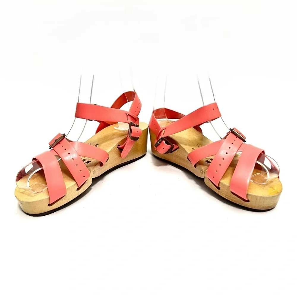 FELXICLOGS | Vintage 1950s coral strappy vinyl articulated wooden sole sandals